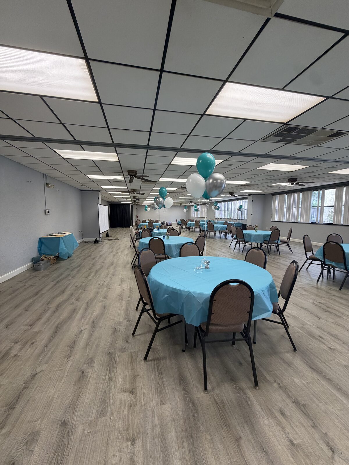 Hall set with teal linens and gold accents